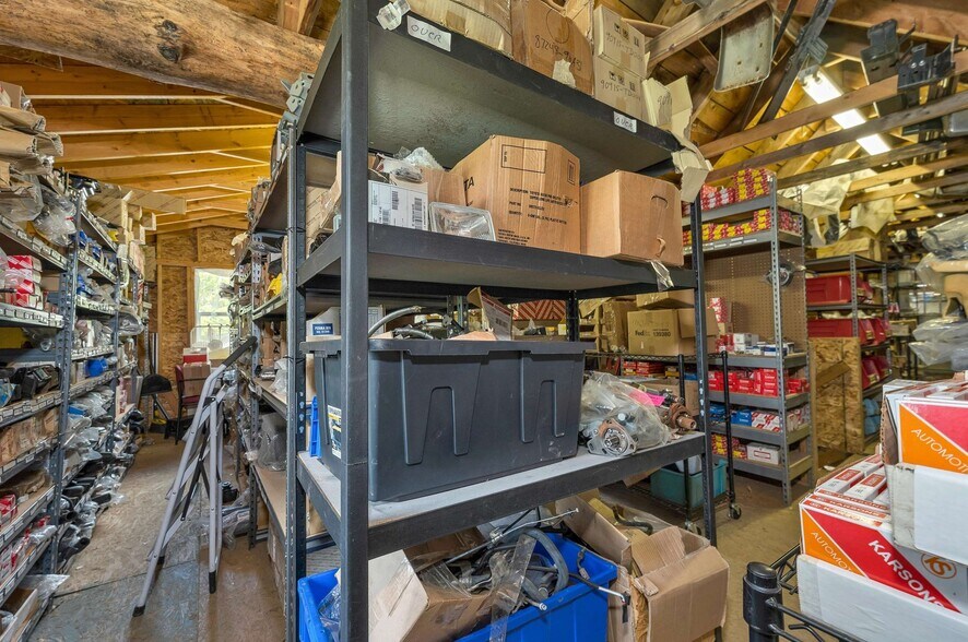 More Photos Of 12 Land Cruiser Dr, Sullivan Distribution For Sale