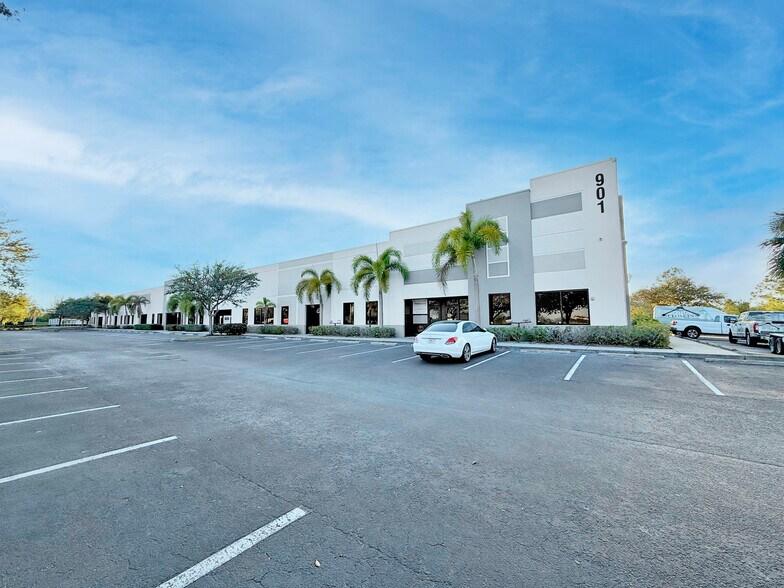 More Photos Of 911 E Industrial Cir, Cape Coral Unknown For Lease