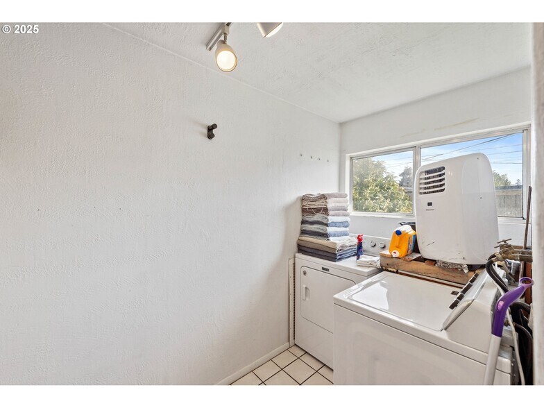 More Photos Of 2235 Broadway Ave, North Bend General Retail For Sale