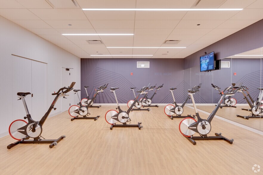 More Photos Of 1330 W Fulton St, Chicago Office For Lease