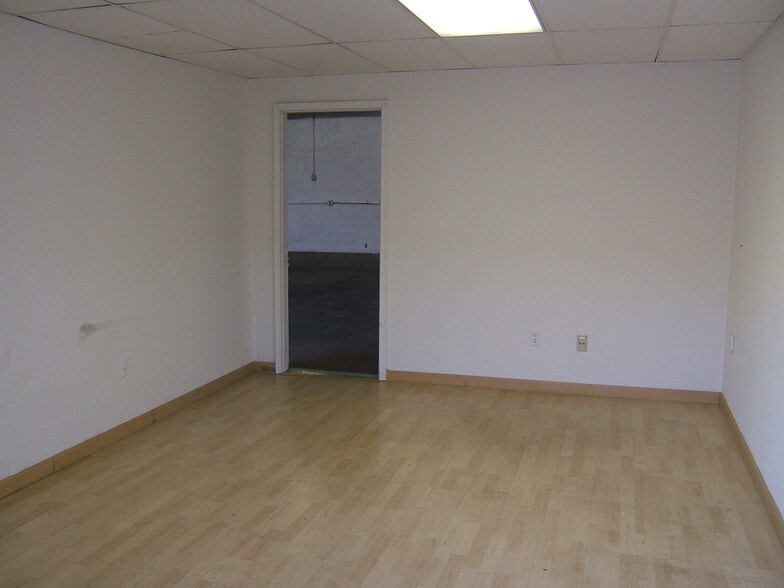 More Photos Of 7631 Fullerton Rd, Springfield Warehouse For Lease