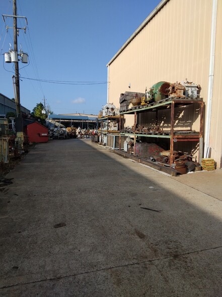More Photos Of 13424 Hempstead Hwy, Houston Warehouse For Sale