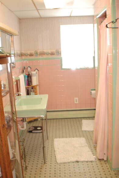 More Photos Of 1835 Delmar Dr, Folcroft Freestanding For Lease