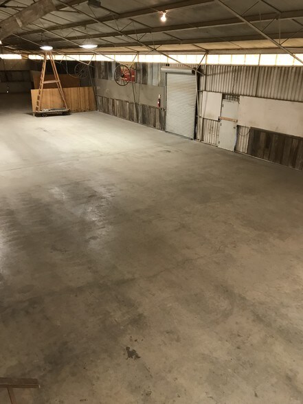 More Photos Of 300 W Central Ave, Comanche Showroom For Sale