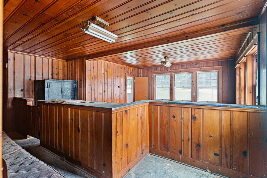 More Photos Of 8106 Intersection Rd, Glen Rock Warehouse For Lease