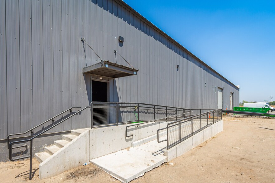 More Photos Of 210-284 N Thorne Ave, Fresno Warehouse For Sale
