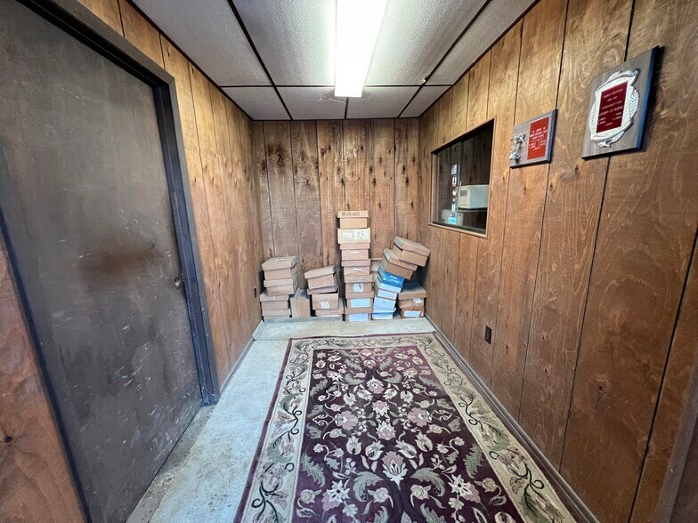 More Photos Of 2164 Guffey Rd, Irwin Supermarket For Sale