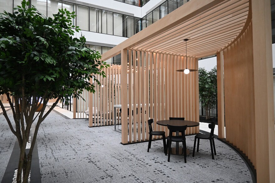 More Photos Of 17197 N Laurel Park Dr, Livonia Office For Lease