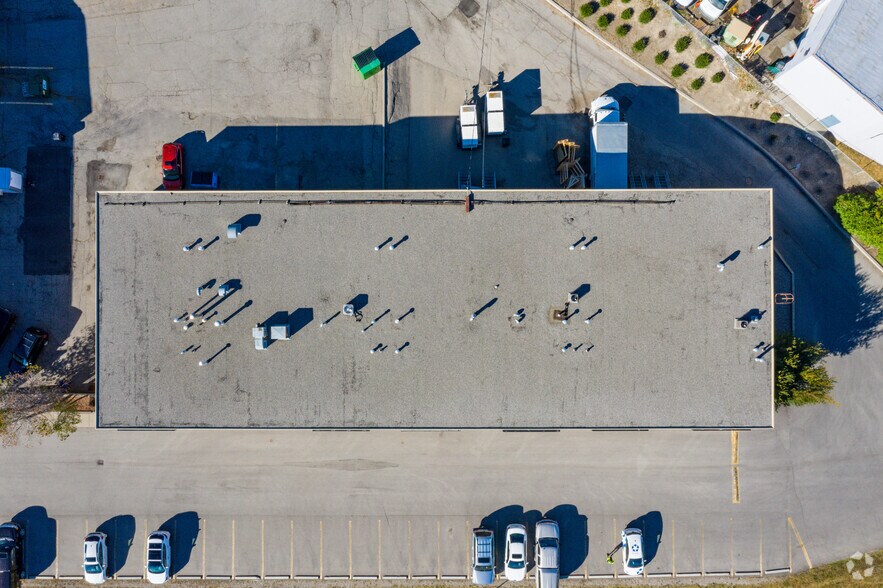 More Photos Of 401-413 Forge Rd SE, Calgary Showroom For Lease