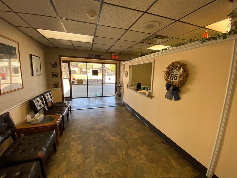 More Photos Of 2228 W College St, Springfield Veterinarian Kennel For Sale