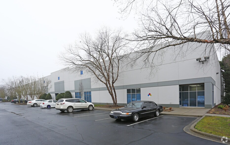 More Photos Of 13827 Carowinds Blvd, Charlotte Warehouse For Lease