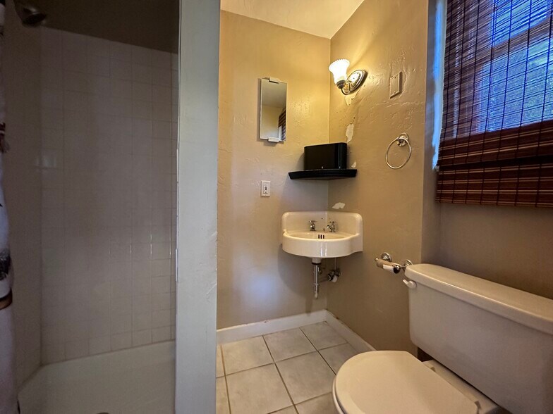 More Photos Of 619 NE Roberts Ave, Gresham Medical For Lease