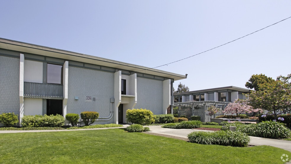 More Photos Of 7700 Edgewater Dr, Oakland Warehouse For Lease