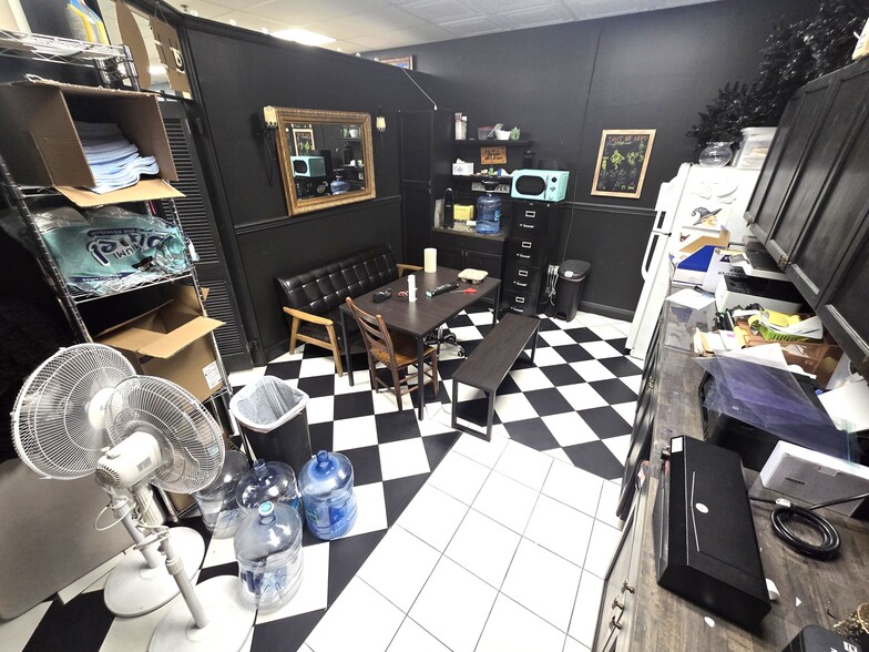More Photos Of 4953 Le Chalet Blvd, Boynton Beach Storefront Retail Office For Lease