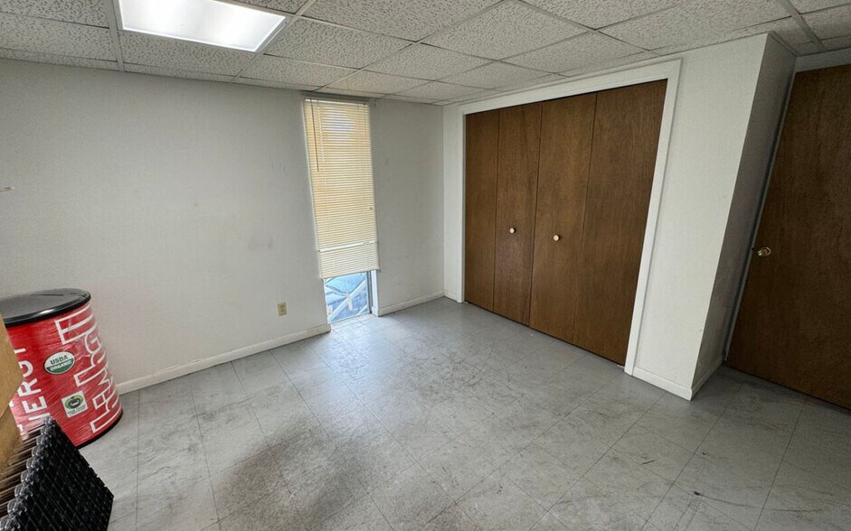 More Photos Of 425 N Broadway Ave, Riverton Light Distribution For Sale