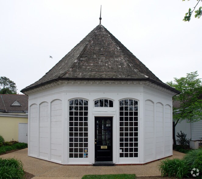 More Photos Of 1220 Sycamore Sq, Midlothian Unknown For Lease