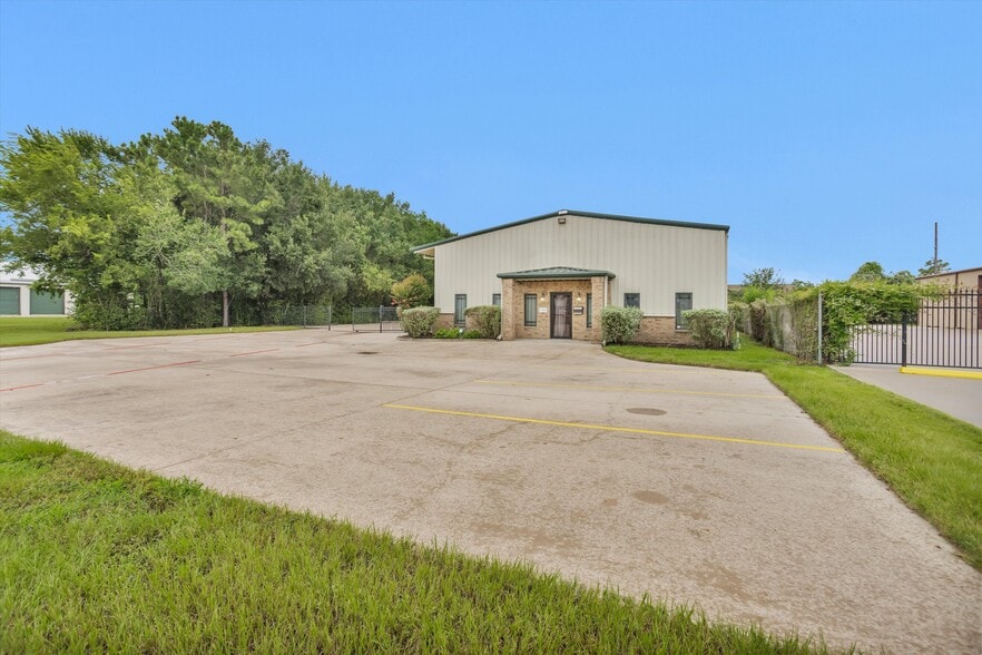 More Photos Of 11111 Neeshaw Dr, Houston Industrial For Lease