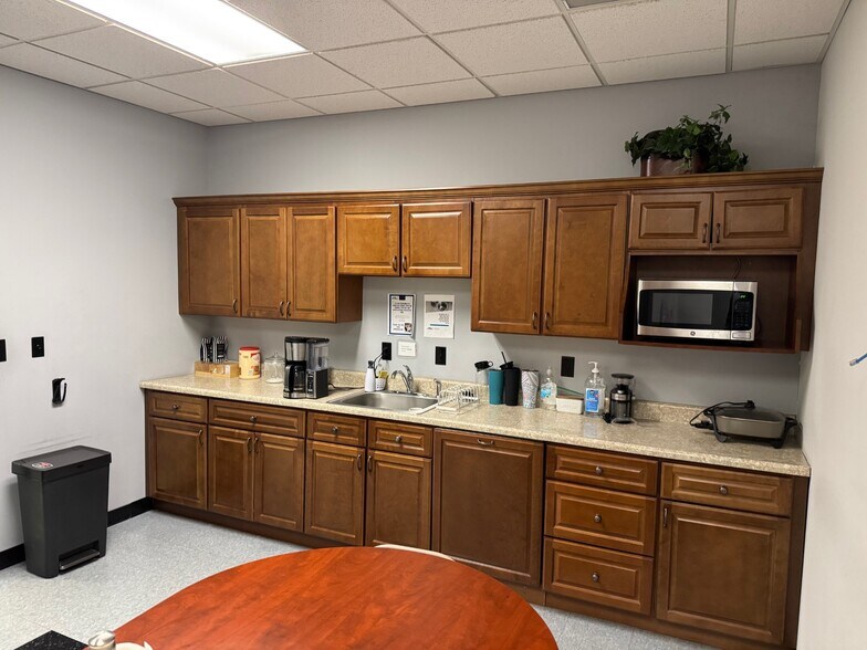 More Photos Of 201-205 Hughes Ln, Saint Charles Industrial For Lease