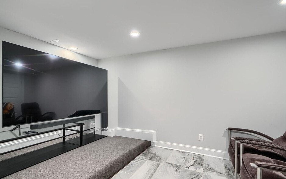 More Photos Of 635 E Fort Ave, Baltimore Specialty For Sale