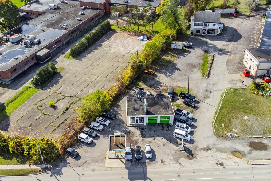 More Photos Of 146 Stewart Blvd, Brockville Light Manufacturing For Sale