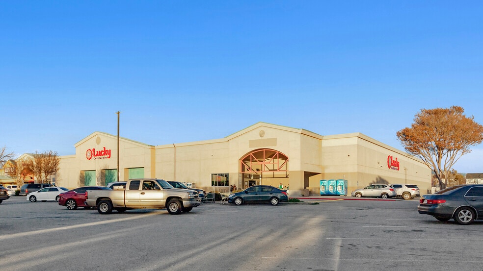 More Photos Of 291 McCray St, Hollister Supermarket For Sale
