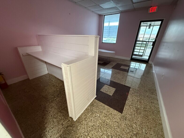 More Photos Of 6251 US Highway 19 N, Pinellas Park Showroom For Lease