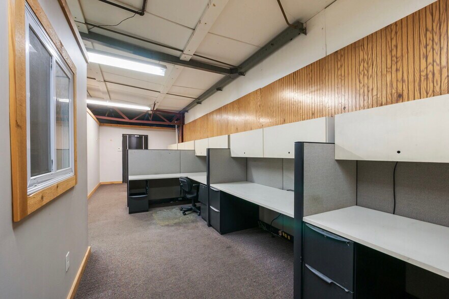 More Photos Of 690 S Lapeer Rd, Oxford Warehouse For Sale