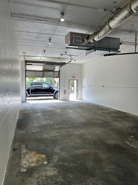 More Photos Of 3015 62nd Ave E, Bradenton Showroom For Lease
