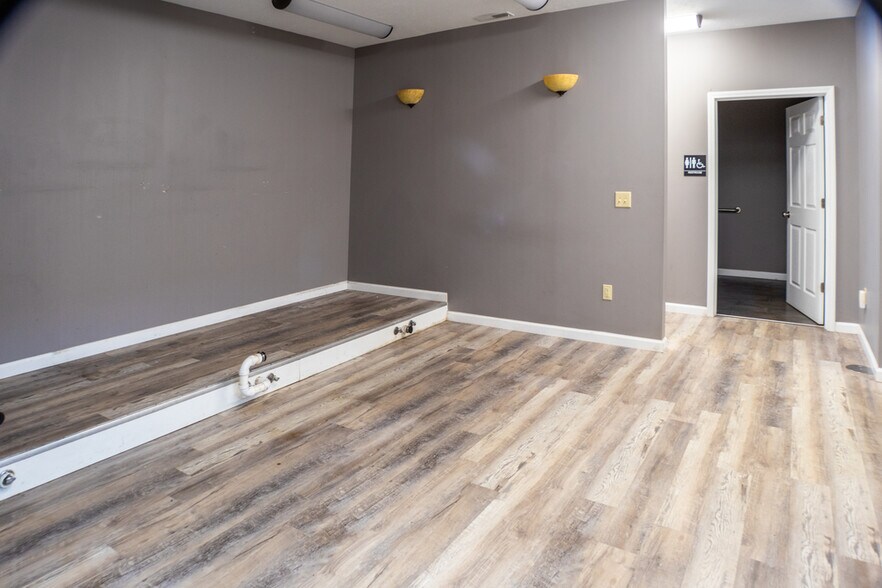 More Photos Of 2504 Veterans Memorial Pky S, Lafayette Office For Sale
