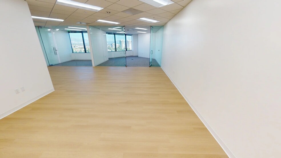 More Photos Of 21700 Oxnard St, Woodland Hills Office For Lease
