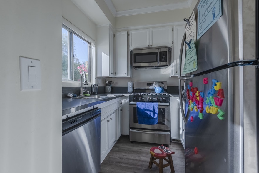 More Photos Of 1214 N Clark St, West Hollywood Apartments For Sale