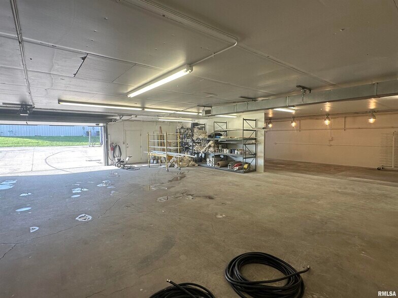 More Photos Of 817 NE Adams St, Peoria Warehouse For Sale
