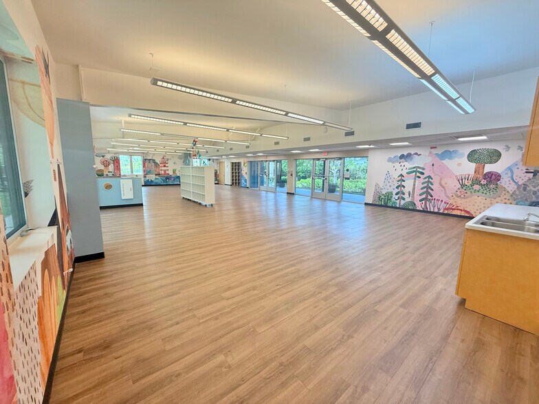 More Photos Of 6051 Bayshore Dr, Naples Daycare Center For Sale