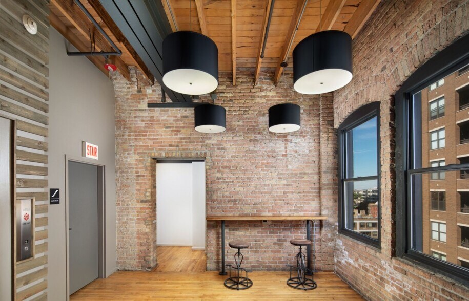 More Photos Of 213 W institute Pl, Chicago Loft Creative Space For Lease
