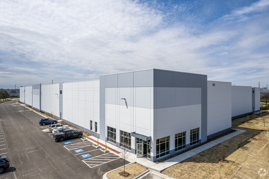 More Photos Of 925 Enterprise St, Aurora Distribution For Lease