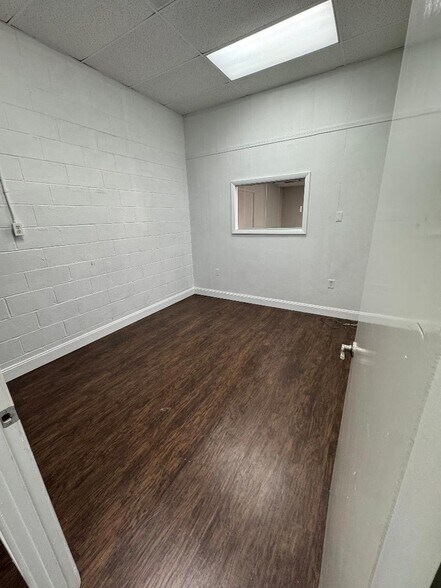 More Photos Of 5820-5830 Shakespeare Rd, Columbia Light Distribution For Lease