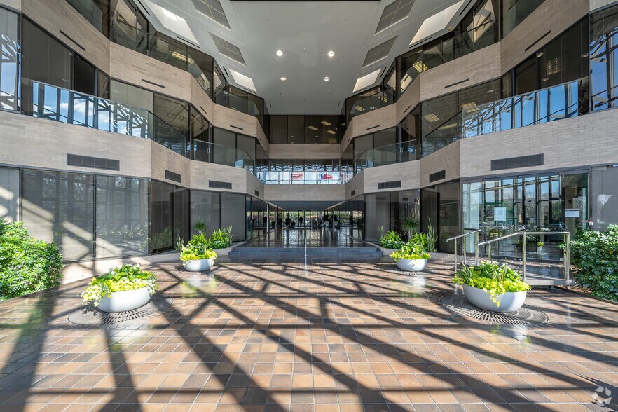 More Photos Of 12621 Featherwood Dr, Houston Office For Lease