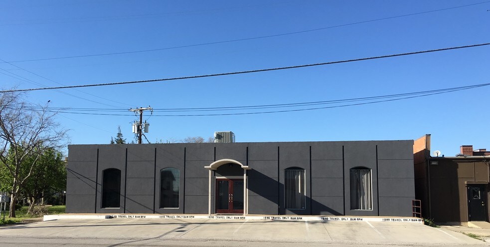 More Photos Of 530 S Main St, Grapevine Freestanding For Lease