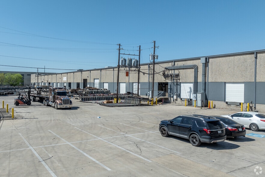 More Photos Of 12750 Perimeter Dr, Dallas Distribution For Lease