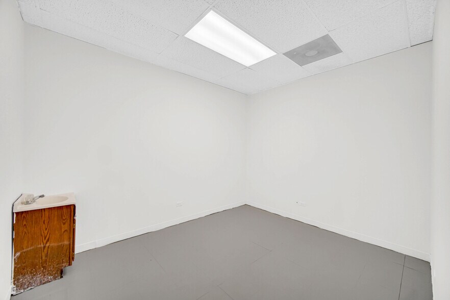 More Photos Of 2201 W Roosevelt Rd, Broadview Office For Sale