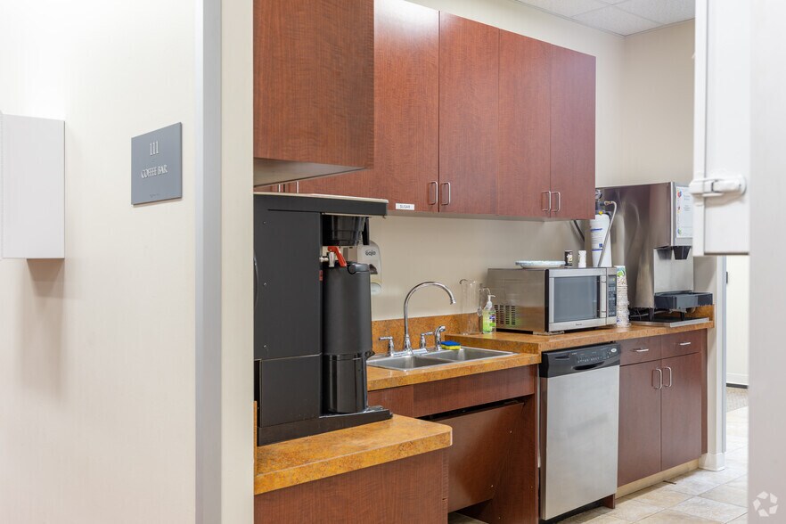 More Photos Of 9949 W Sam Houston Pky N, Houston Office For Lease