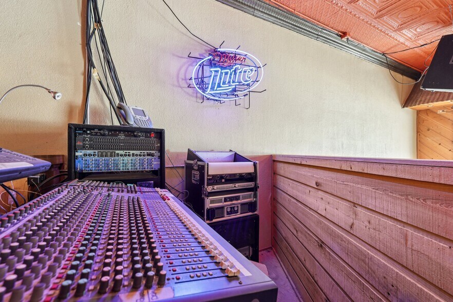 More Photos Of 113 N Main St, Moulton Bar For Sale