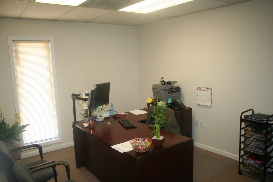 More Photos Of 6424 Lakeover Rd, Jackson Office For Lease