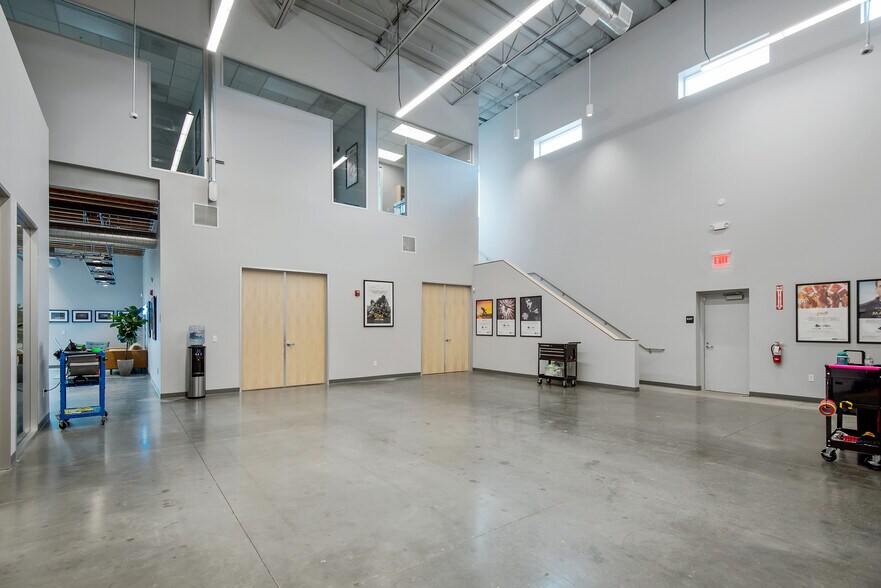 More Photos Of 3700 Vanowen St, Burbank Flex For Lease