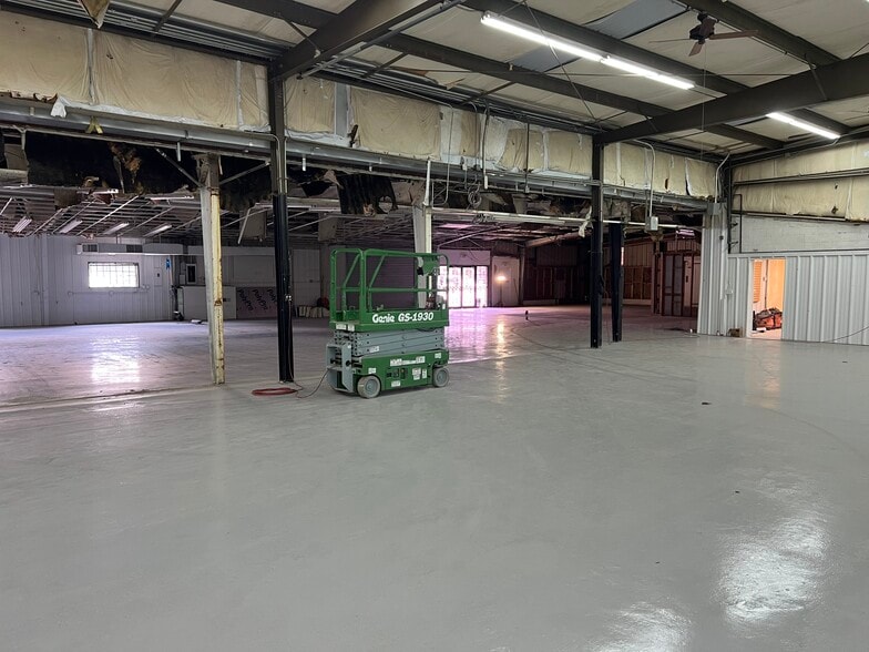 More Photos Of 508 Cobb Pky NE, Marietta Warehouse For Lease