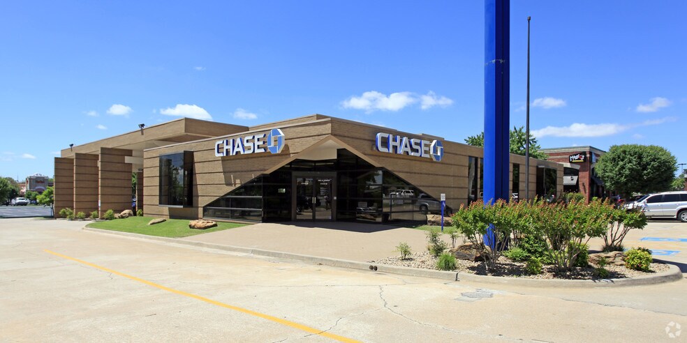 More Photos Of 3770 W Robinson St, Norman Unknown For Lease