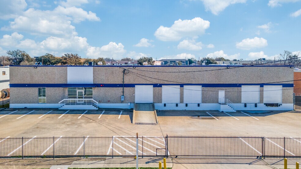 More Photos Of 11232 Leo Ln, Dallas Warehouse For Lease