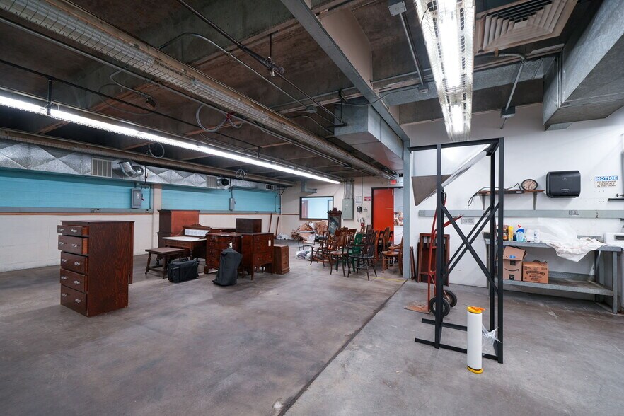 More Photos Of 1555-1557 SE Crystal Lake Dr, Corvallis Warehouse For Lease