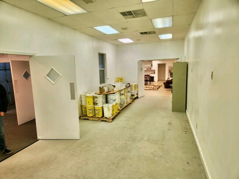 More Photos Of 5424 W Oak St, Palestine Showroom For Lease