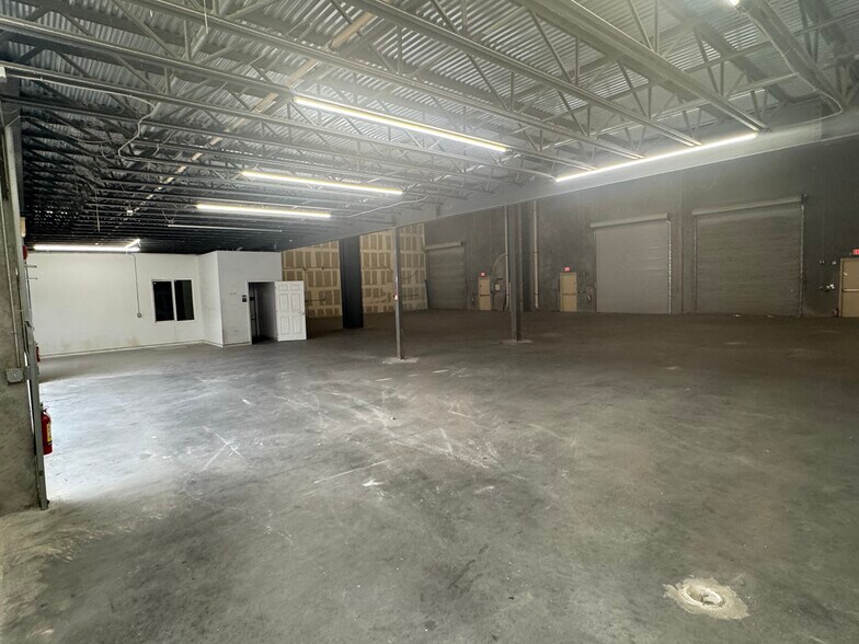 More Photos Of 787 Commerce Dr, Venice Warehouse For Lease